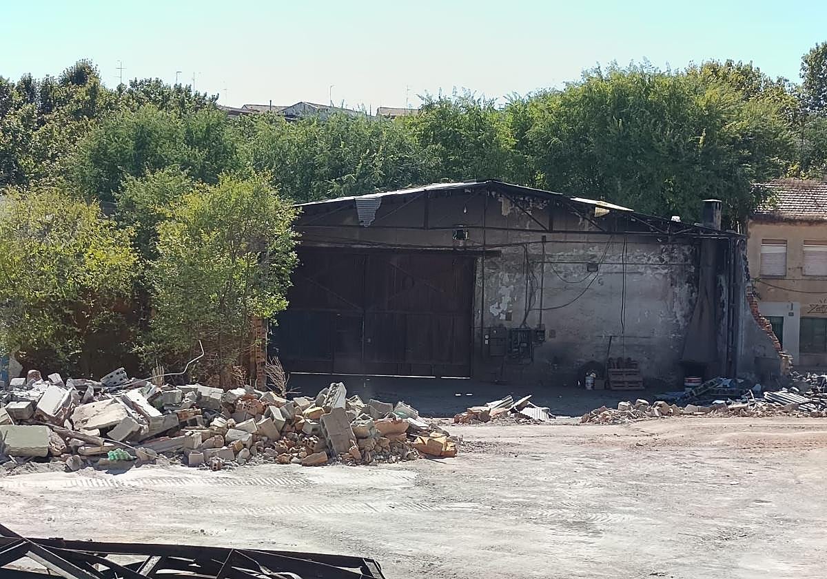 Imagen principal - Escombros, hierro y diversos restos: esto es lo que queda ya de las naves.