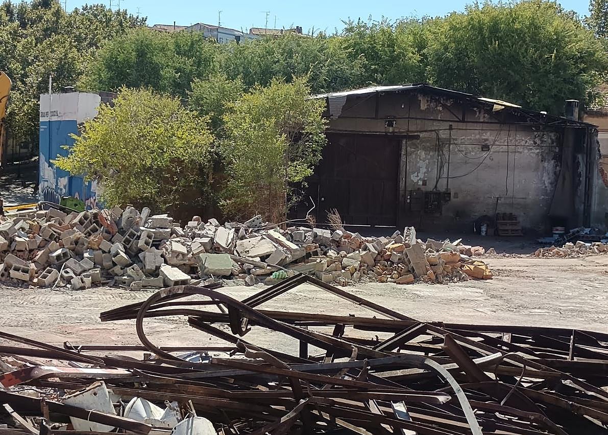 Imagen secundaria 1 - Escombros, hierro y diversos restos: esto es lo que queda ya de las naves.