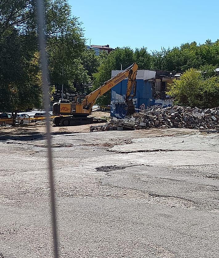 Imagen secundaria 2 - Escombros, hierro y diversos restos: esto es lo que queda ya de las naves.