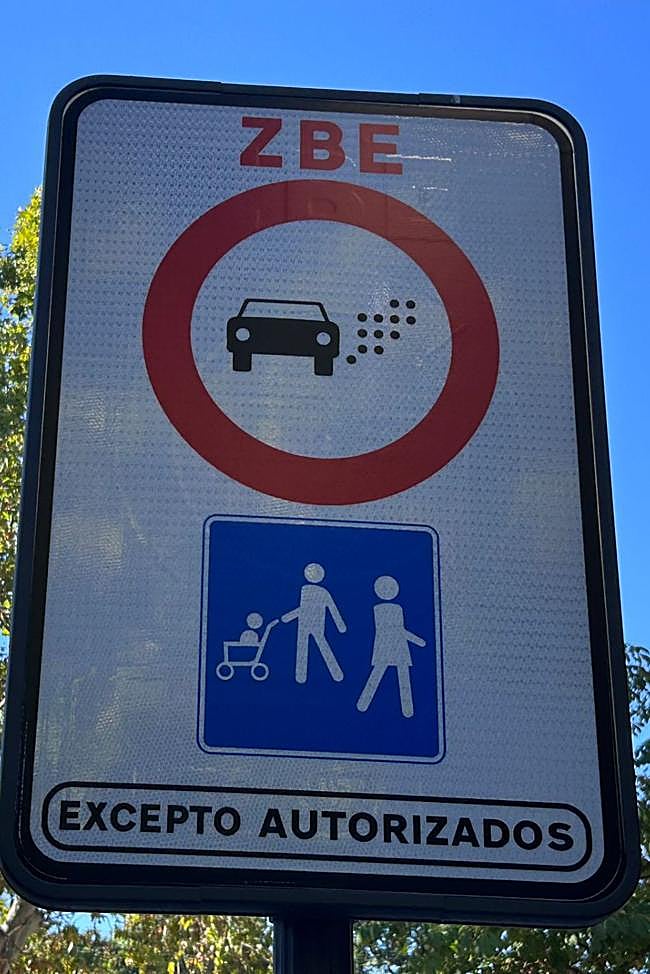 La señal reúne tres elementos: ZBE, zona peatonal y excepción para los autorizados.