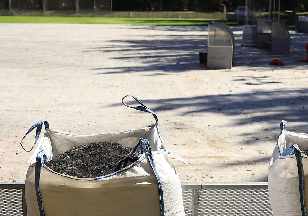 Imagen principal - Trabajos en La Aldehuela, donde se ha recogido el material amortiguante en grandes bolsas.