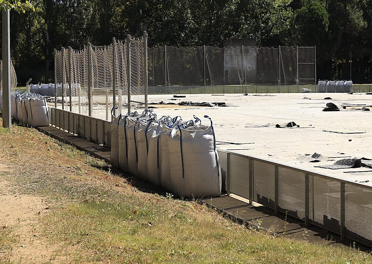 Imagen secundaria 1 - Trabajos en La Aldehuela, donde se ha recogido el material amortiguante en grandes bolsas.