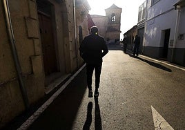 Una persona pasea por una calle de Cabrerizos.