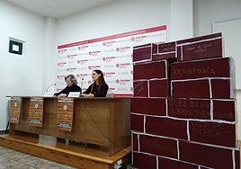 Rosa Hernández, de Cáritas, y Carmen María Alonso, catedrática de la Facultad de Comunicación, en la presentación de la campaña 'derribar muros'.