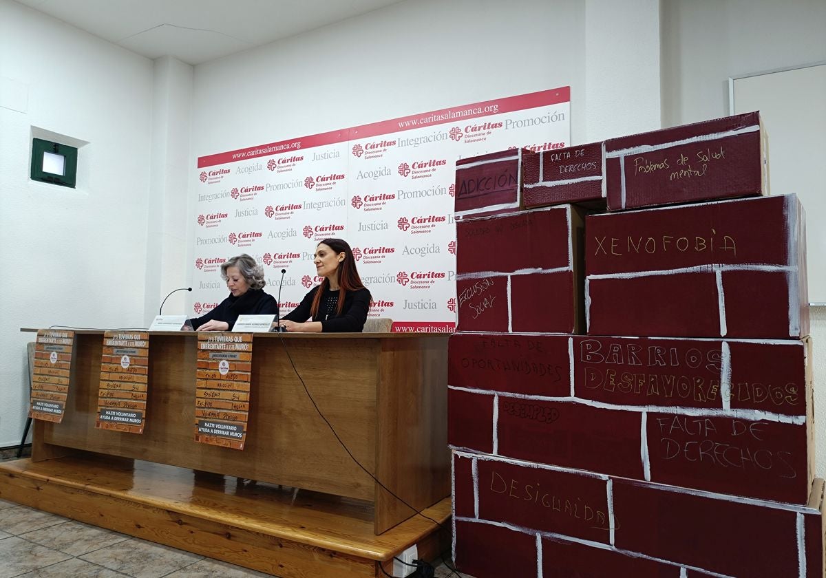 Rosa Hernández, de Cáritas, y Carmen María Alonso, catedrática de la Facultad de Comunicación, en la presentación de la campaña 'derribar muros'.