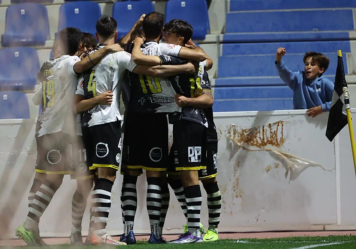 Los jugadores de Unionistas celebran uno de los goles ante el Avilés.