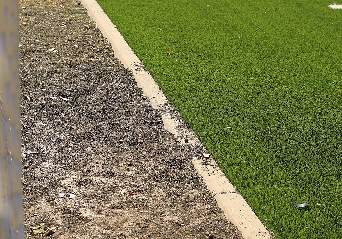 Imagen principal - El contrato de sustitución en el Rosa Colorado incluía reutilizar el material amortiguante, entre otros materiales, con bolitas de caucho