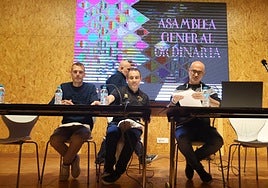 El presidente, Roberto Pescador, en el centro de la mesa