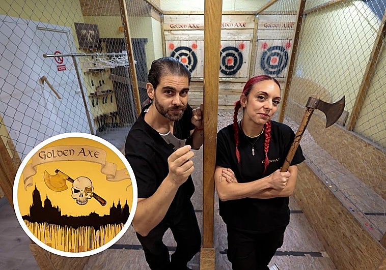 Nagy y Ezequiel, creadores de Golden Axe en Salamanca; en el círculo, el logo del lugar