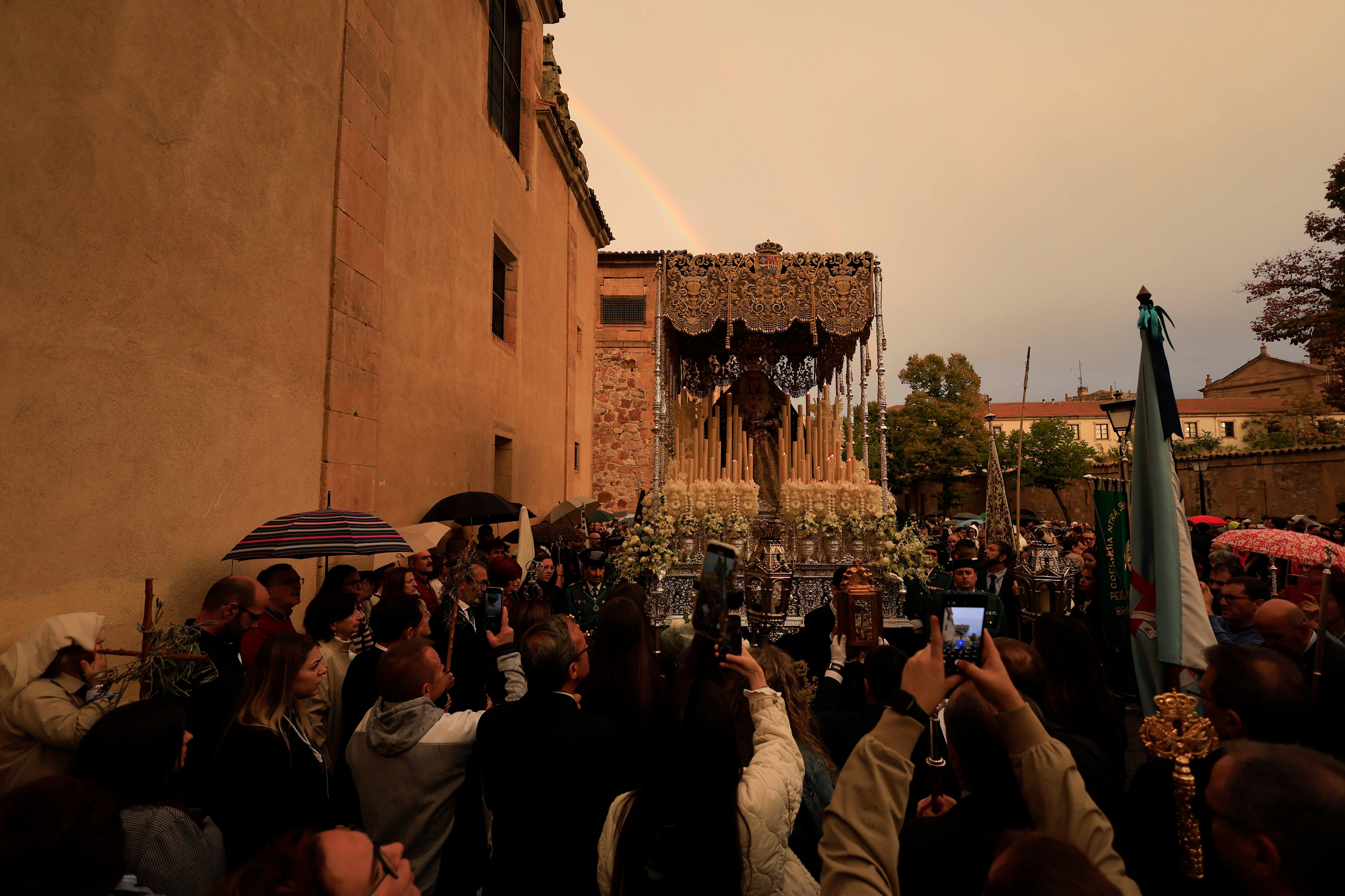 La procesión extraordinaria de la Esperanza, en imágenes
