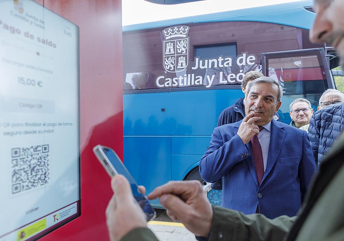 Imagen principal - Las marquesinas ofrecen información sobre Buscyl y sobre el estado de los trayectos que reciben.