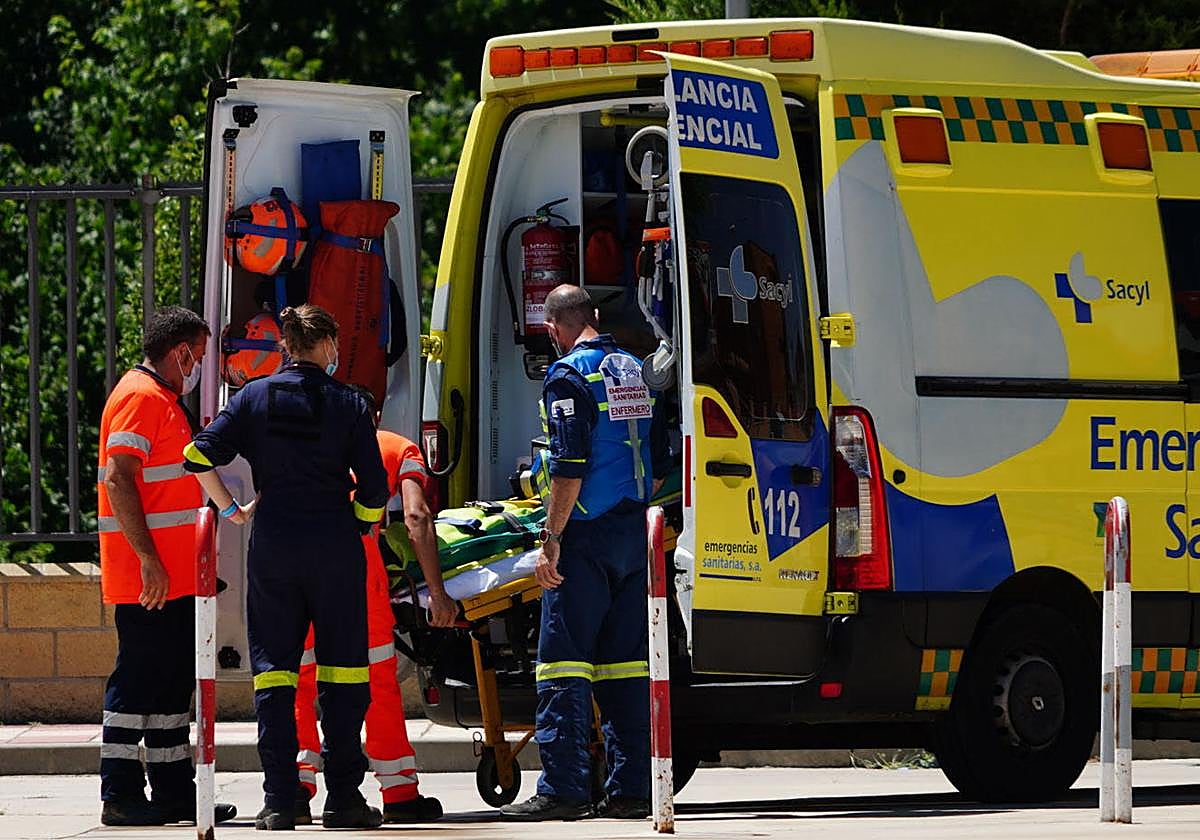 Una ambulancia recoge a una persona herida en un accidente en una imagen de archivo.