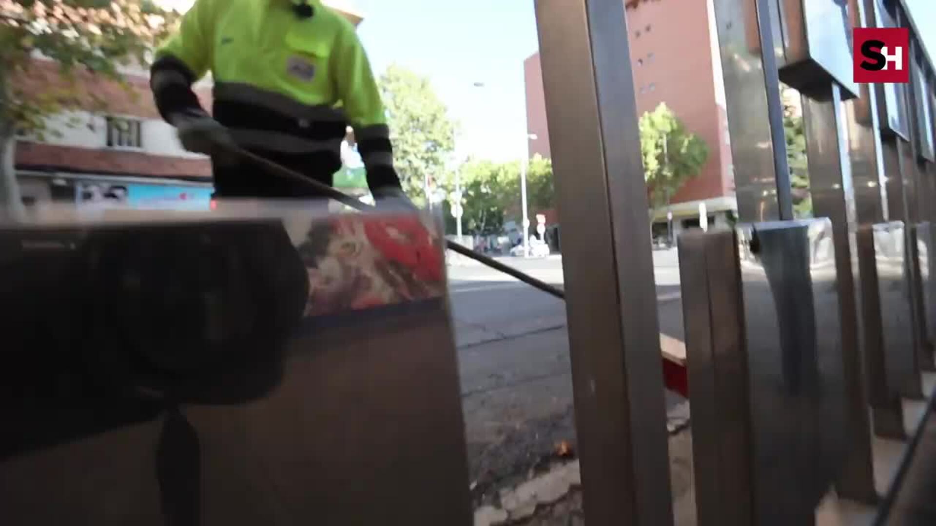 Conocemos la historia de Bienvenido, barrendero en Salamanca desde hace 30 años