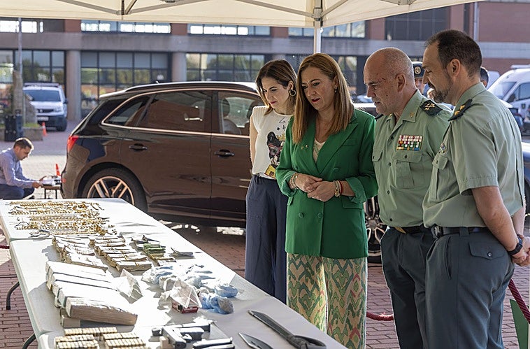 La entonces delegada del Gobierno, Virginia Barcones, y mandos de la Guardia Civil durante la presentación de la operación.