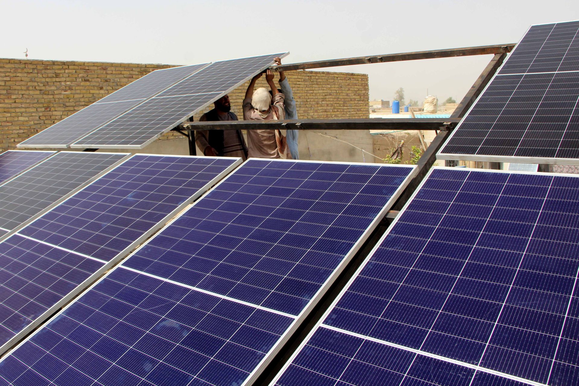 Imagen de archivo de la colocación de una planta solar.