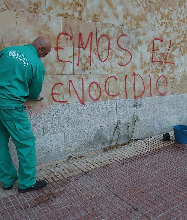 Imagen secundaria 2 - Cuatro colegios de Salamanca sufren pintadas y bloqueos coincidiendo con la huelga estudiantil propalestina