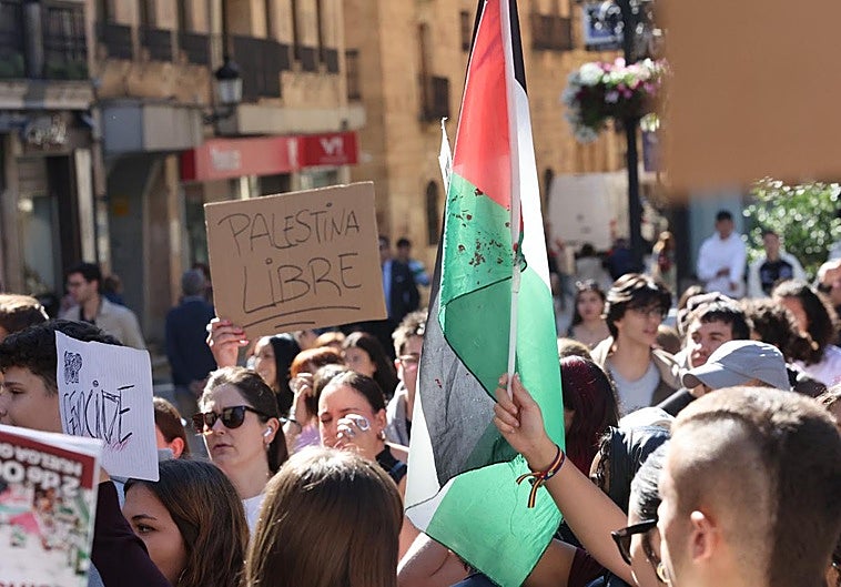Estudiantes se reúnen en la Plaza de los Bandos.