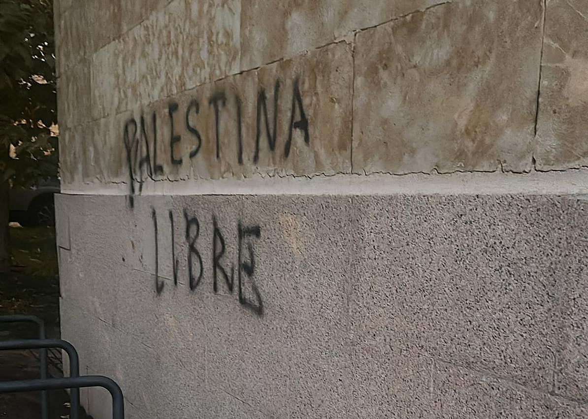 Imagen secundaria 1 - Cuatro colegios de Salamanca sufren pintadas y bloqueos coincidiendo con la huelga estudiantil propalestina