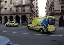 Imagen de archivo de la ambulancia y la policía local en Salamanca.