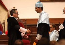 El rector de la Usal abraza a Nadal como nuevo honoris.