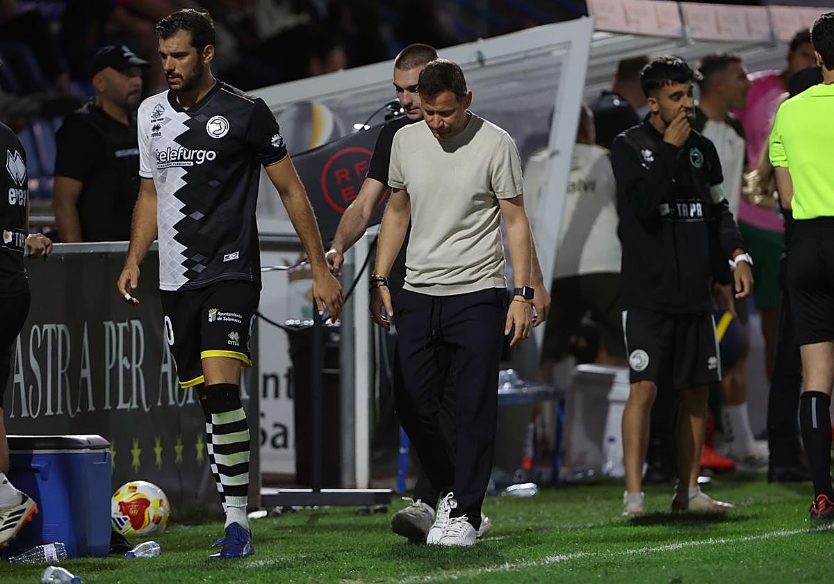 Mario Simón, cabizbajo tras el partido.