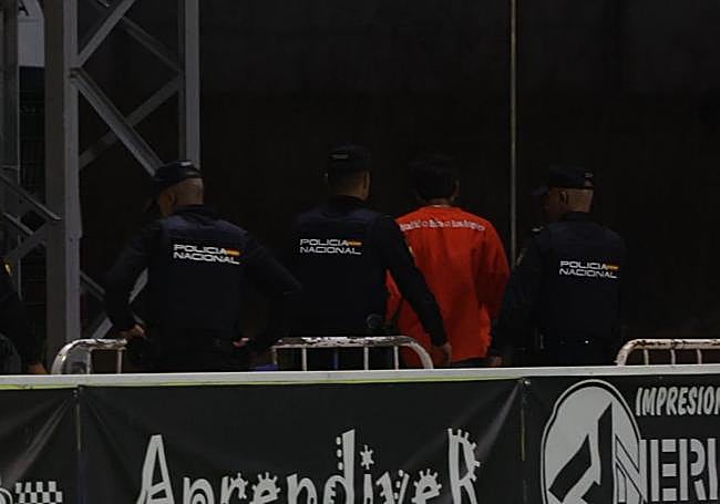 Momento en el que la Policía Local se lleva al aficionado expulsado.