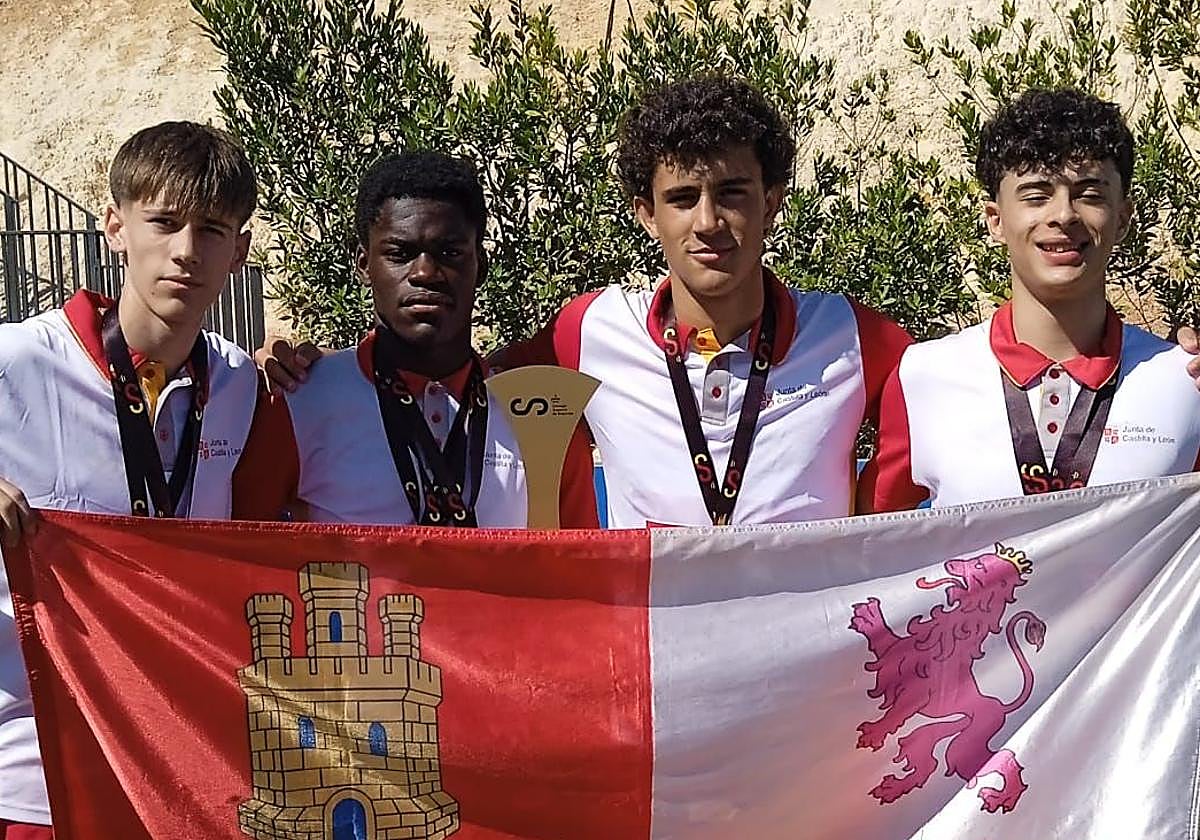 Grupo de jovenes que conforman el equipo castellano y leónes de relevos