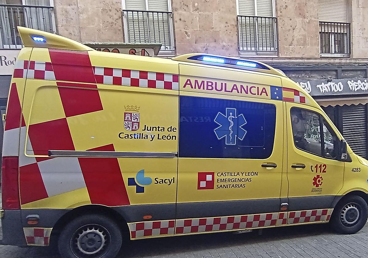 Ambulancia de Soporte Vital Básico en las calles de Salamanca en una imagen de archivo