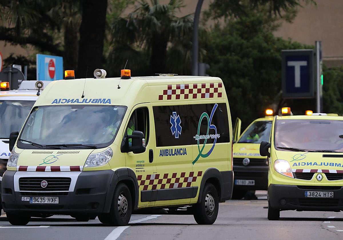 Unas ambulancias en una imagen de archivo en Salamanca.
