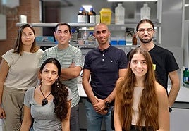 El profesor Raúl Rivas acompañado por el Grupo de Investigación Reconocido Interacciones Microbianas (GIR) y Polifenoles de la Universidad de Salamanca.