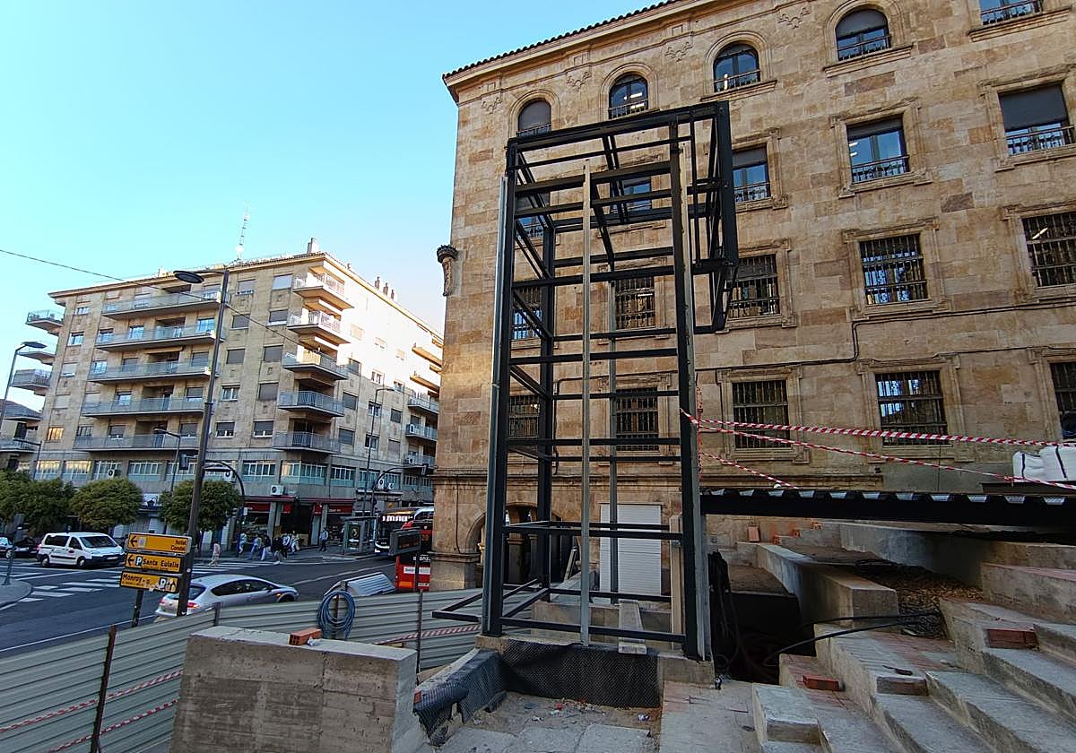 Estructura del ascensor ya instalda y conectada con la pasarela de la plaza de la Parra.
