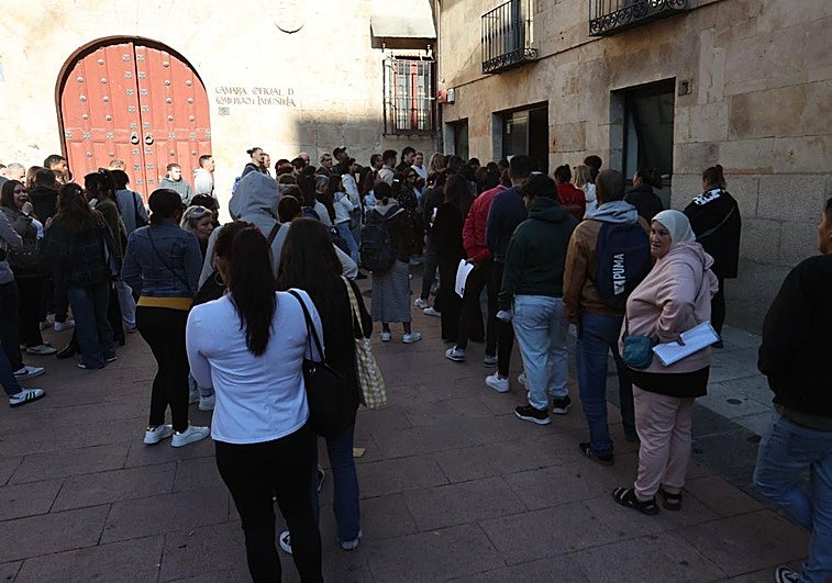 Demandantes de empleo esperando en para las entrevistas exprés.