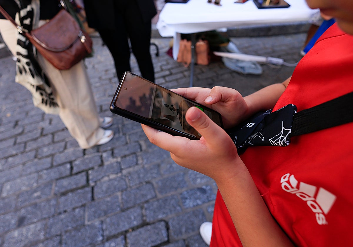 Un niño juega con la app que busca reducir el déficit de naturaleza.