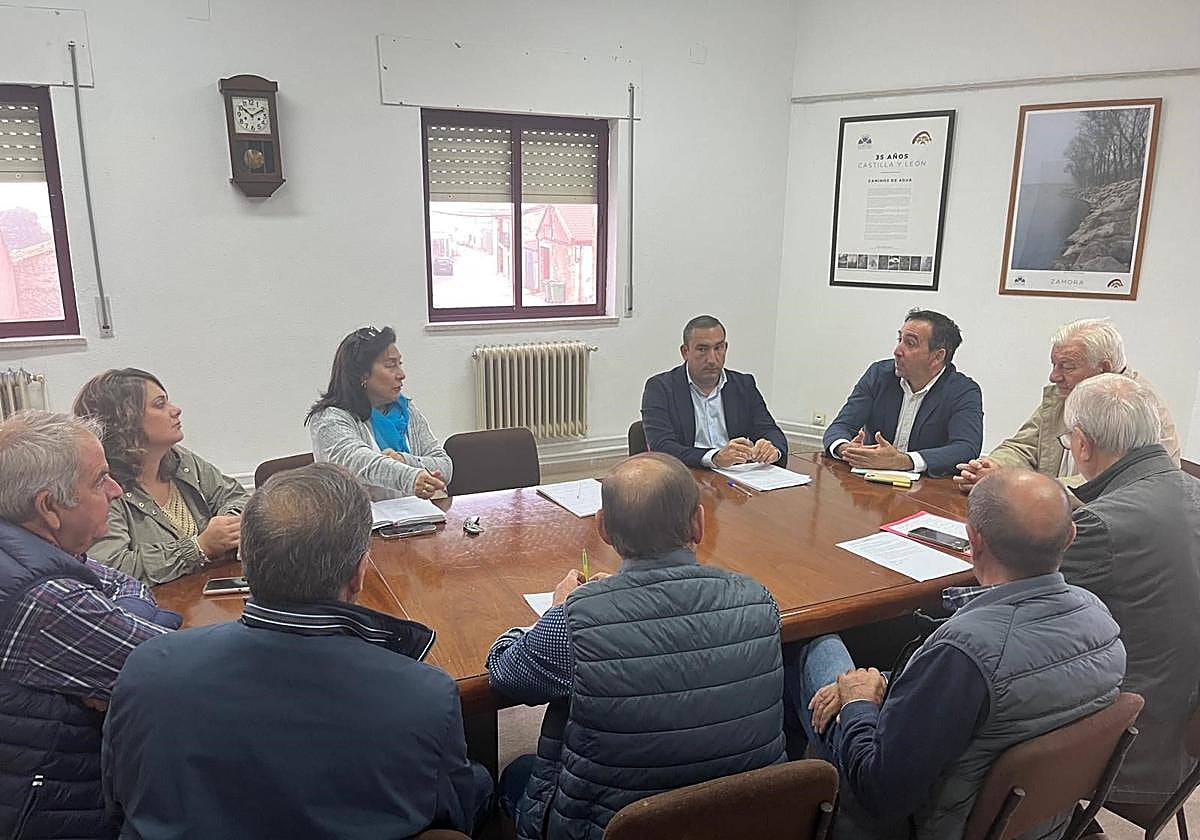 Eloy Ruiz, con los responsables de los municipios de Salamanca afectados por los incendios.