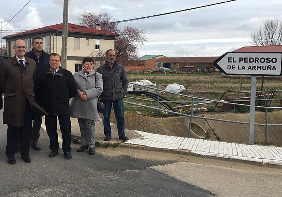 Las autoridades posan en una anterior reparación de la DSA-690 a su paso por El Pedroso de La Armuña.
