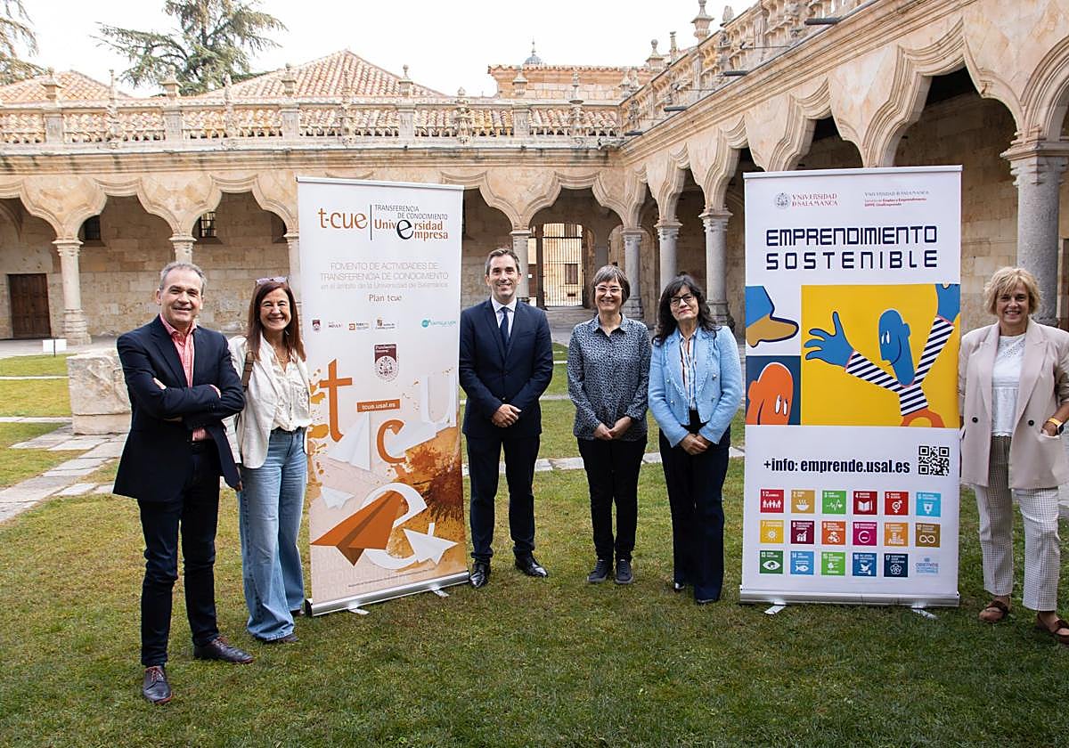 El vicerrector de Transferencia, Innovación y Emprendimiento, Federico Bueno de Mata, tercero por la izquierda, en la presentación de la Semana de Emprendimiento Sostenible.