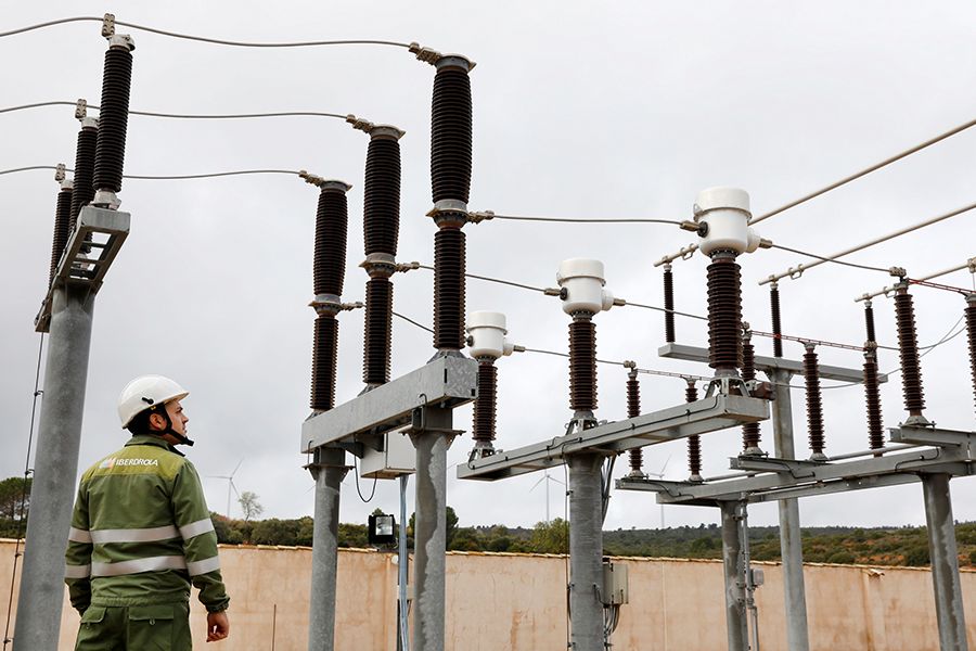 Operario en una subestación eléctrica.