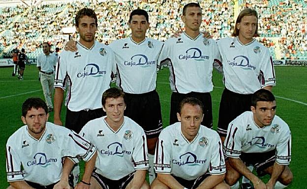 Los fichajes para iniciar aquella temporada en la Primera División con la UD Salamanca de la mano de Miguel Ángel Russo: Nuno Luis, M. Cardetti, Lucian Marinescu, y Carlos Casartelli,. Agachados, de I a D: Lupidio, Catalin Monteanu, Ricardo Lunari y Leo Ramos.