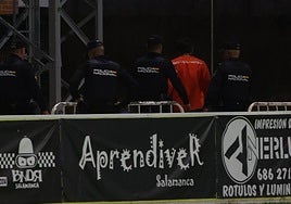 La Policía Nacional acompaña fuera del campo al aficionado tras el incidente.