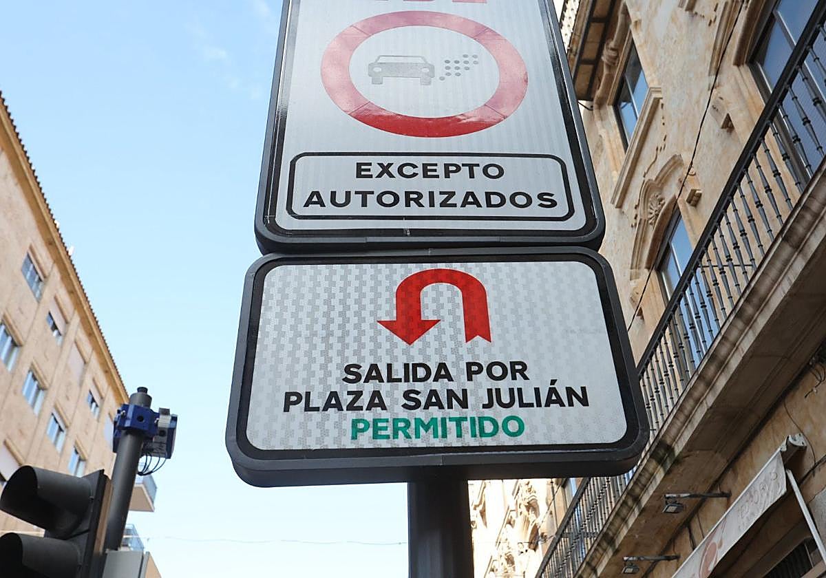 La nueva placa añadida a una de las señales de la ZBE.