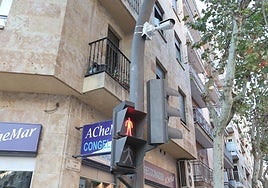 El semáforo de Comuneros, en rojo y con su cámara de proximidad.