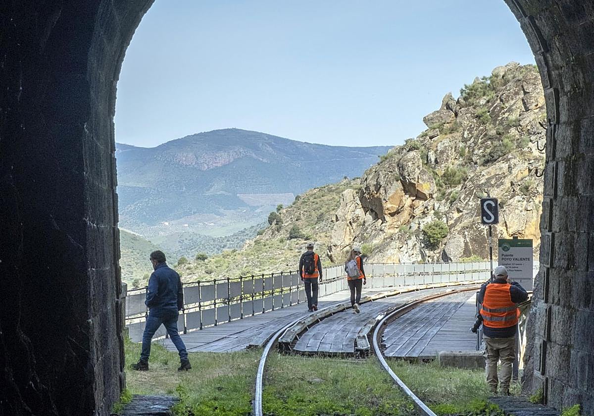 Visitantes en la salida de un túnel del Camino de Hierro.