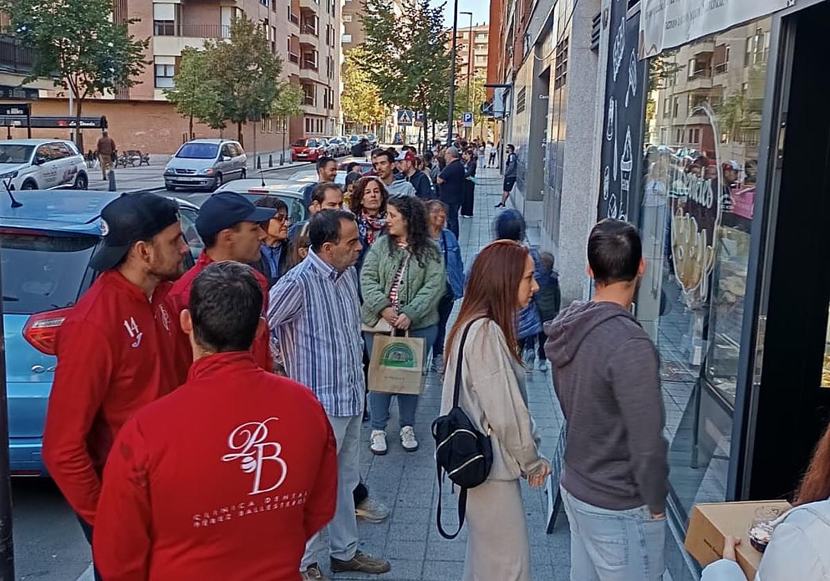 Una larga cola para llevarse hoy los últimos productos de Berretes.