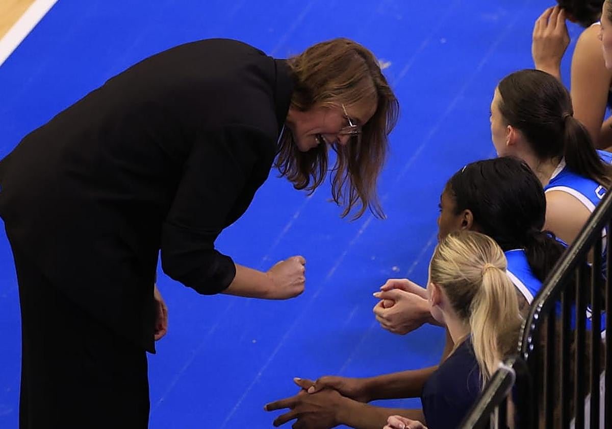 Montañana se dirige a una jugadora de Avenida en el banquillo.