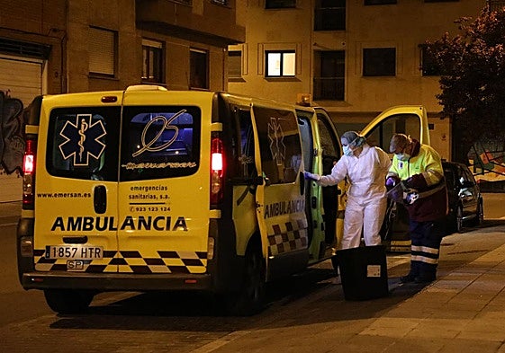 Una ambulancia en Salamanca en una imagen de archivo.