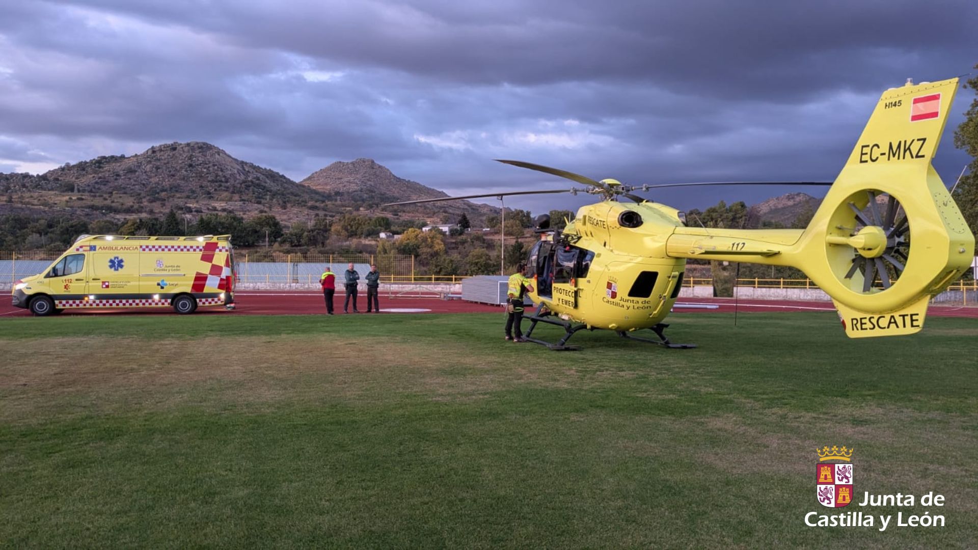 Momento del traslado del joven desde el helicóptero hasta la ambulancia en el camop de fútbol de Béjar.