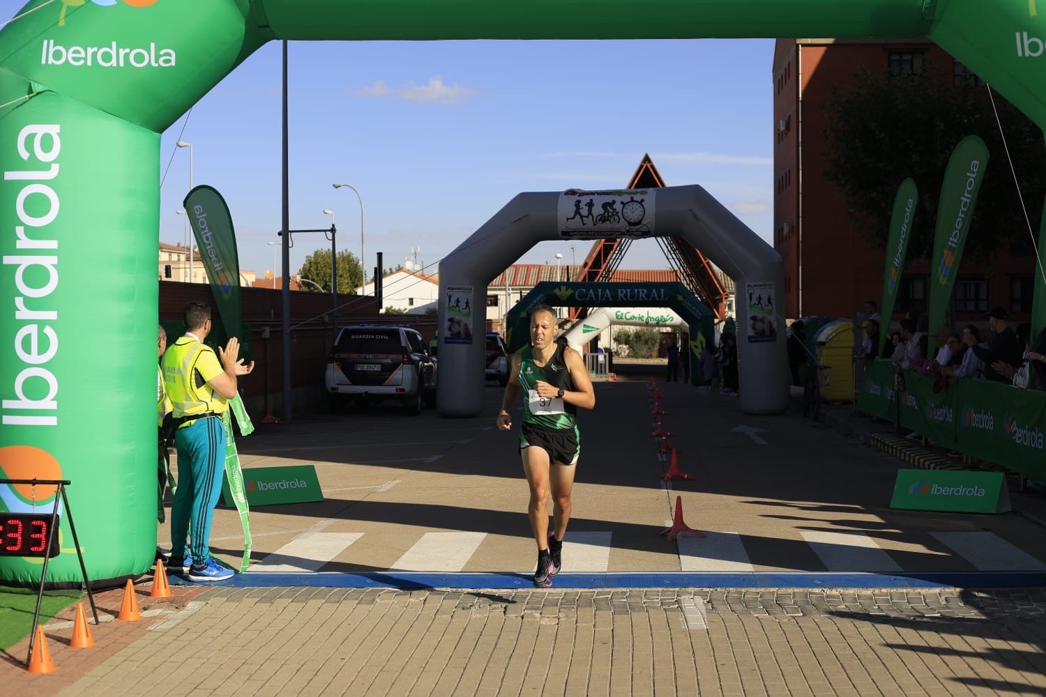 La III Carrera Solidaria de la Guardia Civil en Salamanca, en imágenes