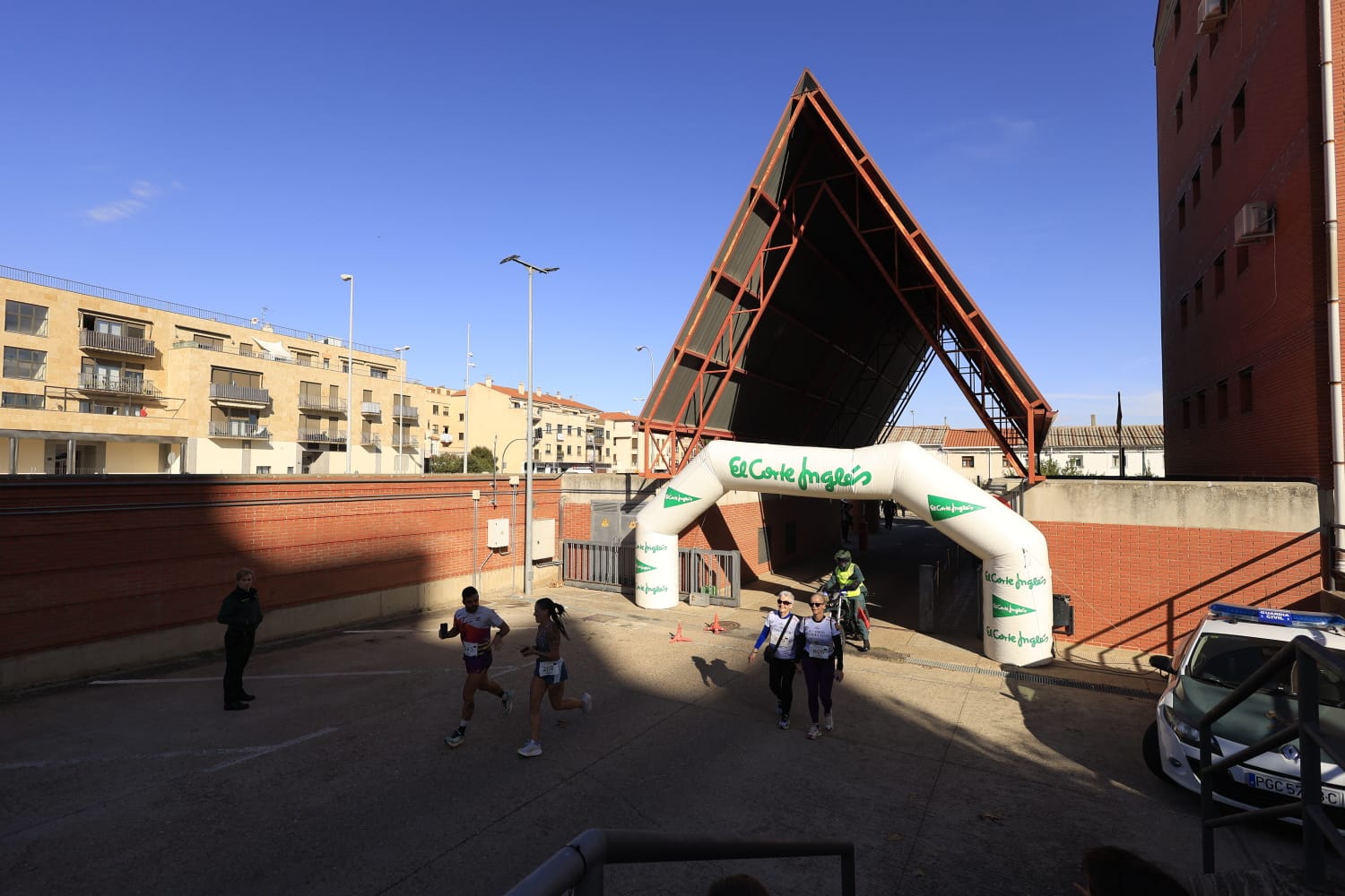La III Carrera Solidaria de la Guardia Civil en Salamanca, en imágenes