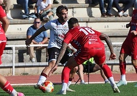 Una acción del duelo entre el Salamanca UDS y la Sarriana en Las Pistas.