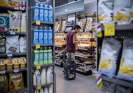 Un cliente compra en un supermercado